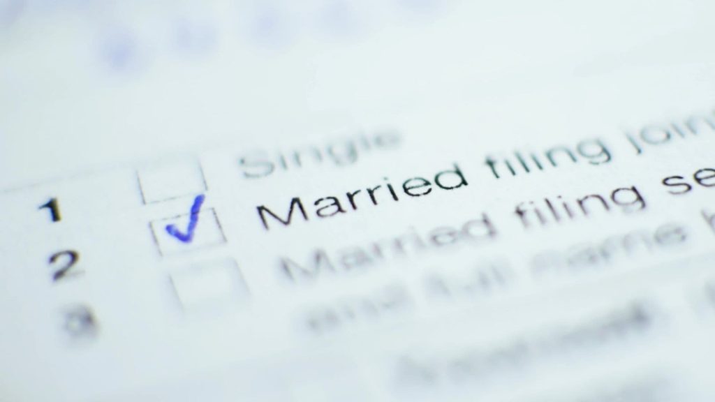 Head of Household vs Married Filing Jointly – Which Tax Filing Status Fits You Best? 4 Tips for Creative Professionals and Non-Traditional Families